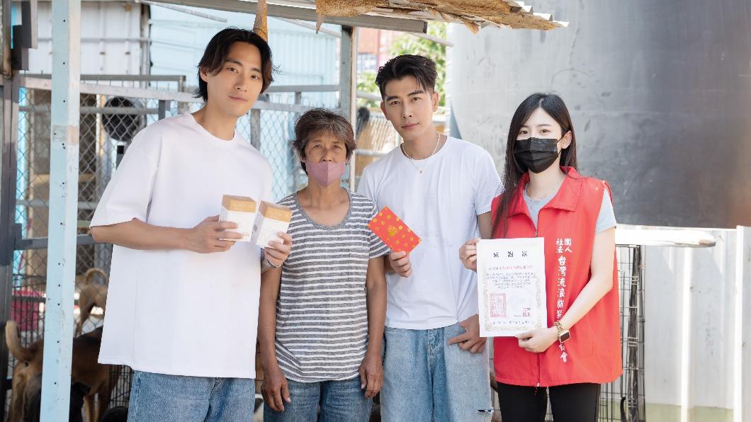 森田（右二）和Vic捐贈上百萬的寵物保健物資，藉此加強狗兒的健康狀況。（圖／CHECK2CHECK提供）