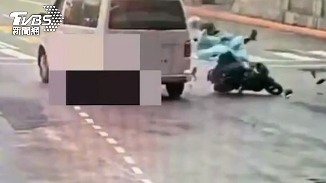 快訊／救護車鳴笛閃燈遭機車猛撞！女騎士多處骨折、車解體