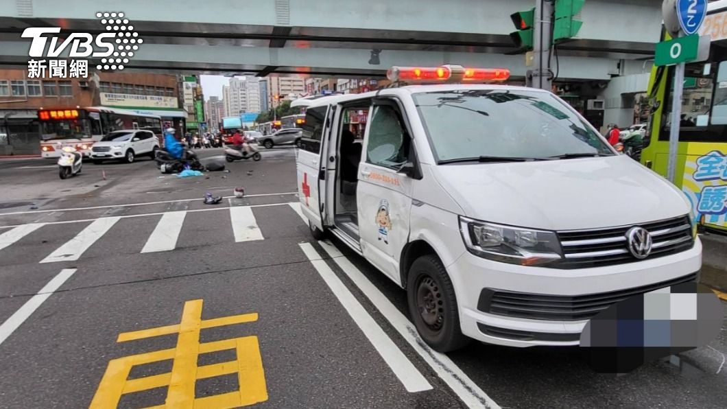 救護車右側車身凹陷。（圖／TVBS）