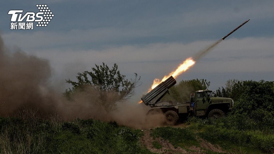 烏軍使用俄軍也擁有的BM-21 「冰雹」火箭炮進行反擊。(圖/達志影像路透社)