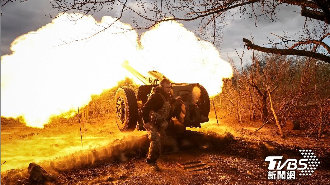 四月時烏軍使用2A18 122公釐榴彈炮抵禦俄軍的攻擊。(圖/達志影像路透社)