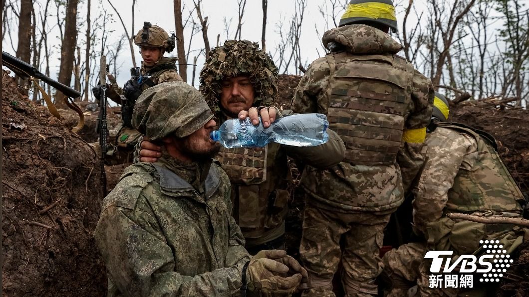 烏克蘭軍人捕獲了俄軍戰俘,雖然前線戰火無情,依舊給俘虜水喝。(圖/達志影像路透社)
