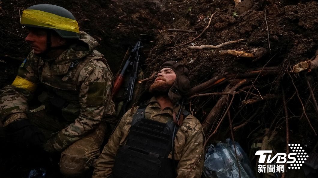 烏克蘭軍人們在前線的塹壕裡稍作休息。(圖/達志影像路透社)