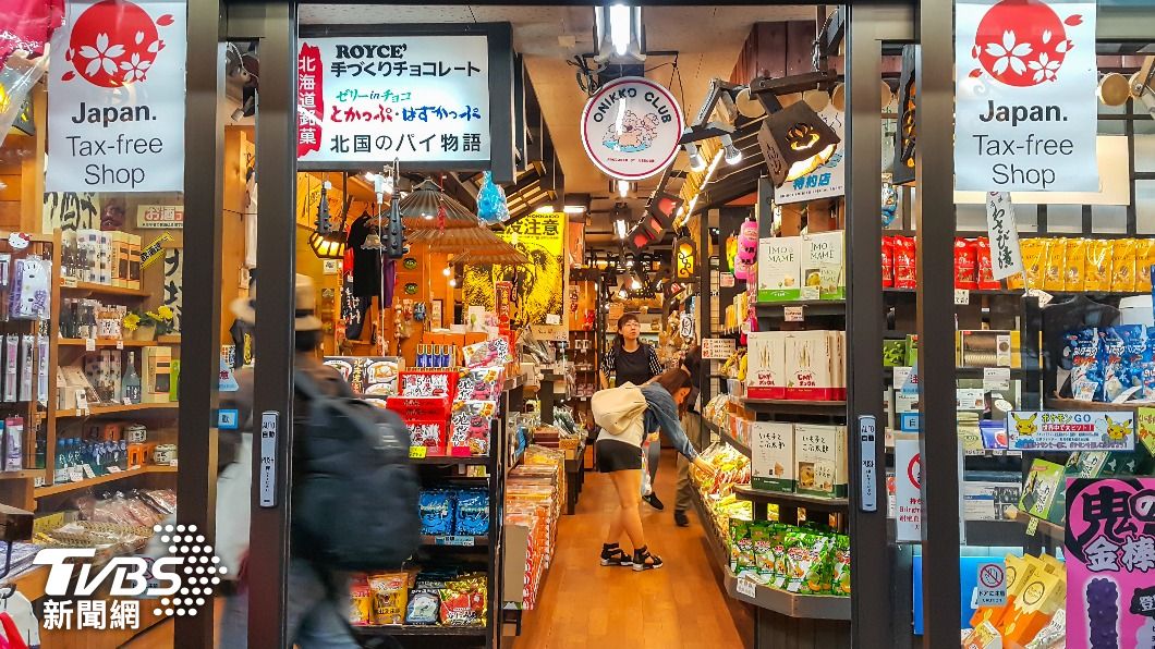 日本目前的消費稅率為10%,但只要外國遊客在同一店舖購物滿5000日圓,就可以享有免稅優惠。(示意圖/shutterstock達志影像)