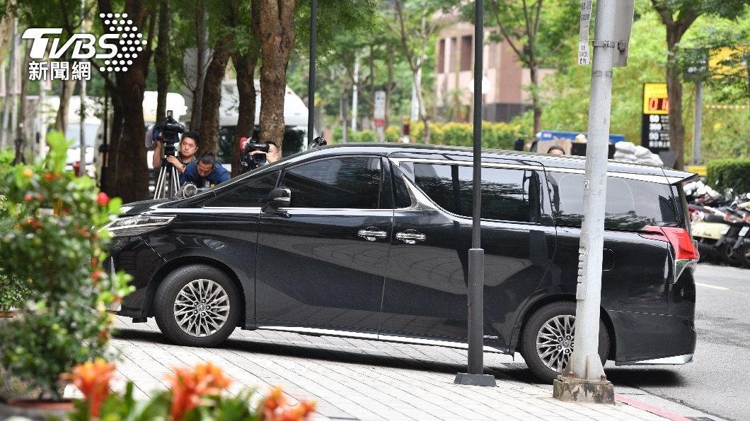 密會談下一步?藍營挺郭派議長 座車開入郭台銘豪宅