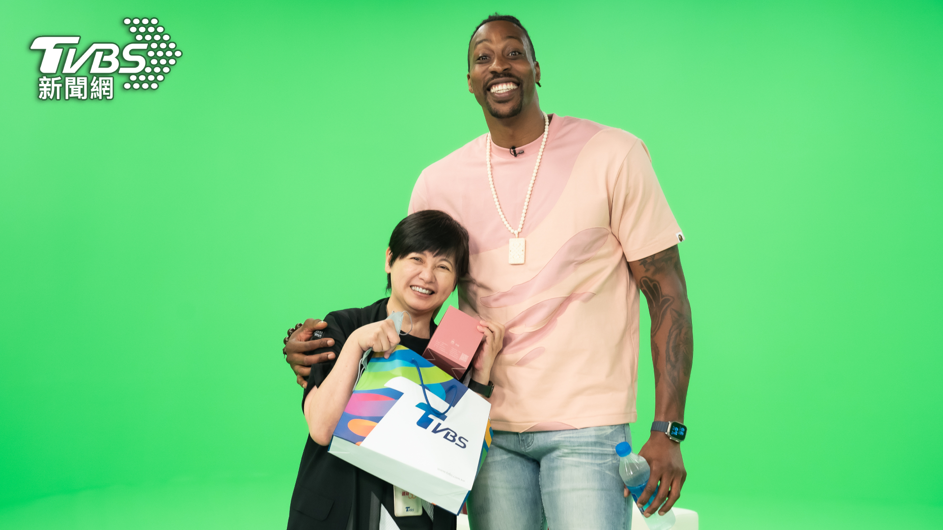 TVBS新聞部副總詹怡宜(左)致贈魔獸歡迎贈禮並同框開心合照 (圖/TVBS)