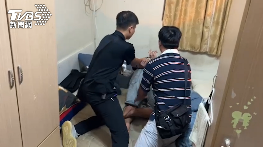 警方破門逮捕該犯罪集團成員。（圖／TVBS）