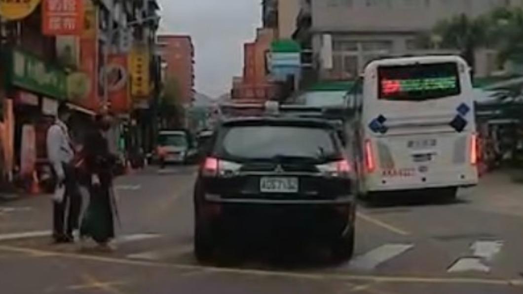 又見未禮讓行人!不過這次卻是「警車」 下場慘遭開單+懲處