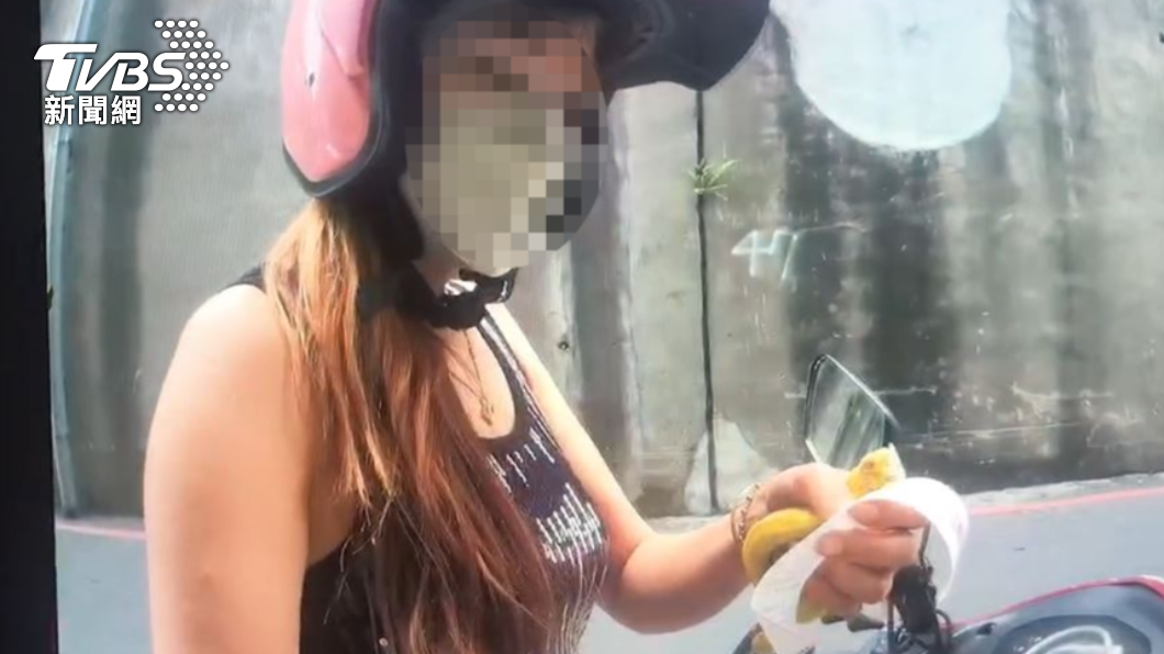 金髮正妹違規左轉被警攔吞紅單 後座女PO影片還罵髒話挨轟