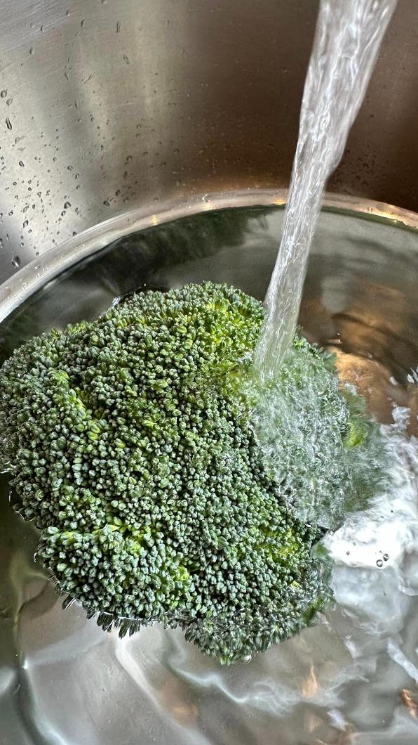原PO在好市多買了一朵越南花椰菜後，發現它竟一直吐沙。（圖／翻攝自「Costco好市多 商品經驗老實說」臉書）