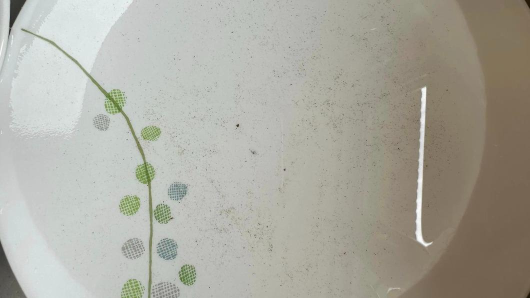 即使原PO洗了5遍，花椰菜依然不斷地吐出黑色沙子。（圖／翻攝自「Costco好市多 商品經驗老實說」臉書）