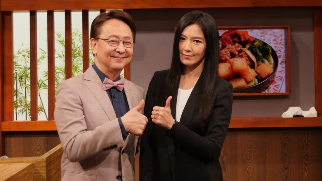 林熙蕾(右)接受李四端的訪問。(圖/MOMOTV提供)