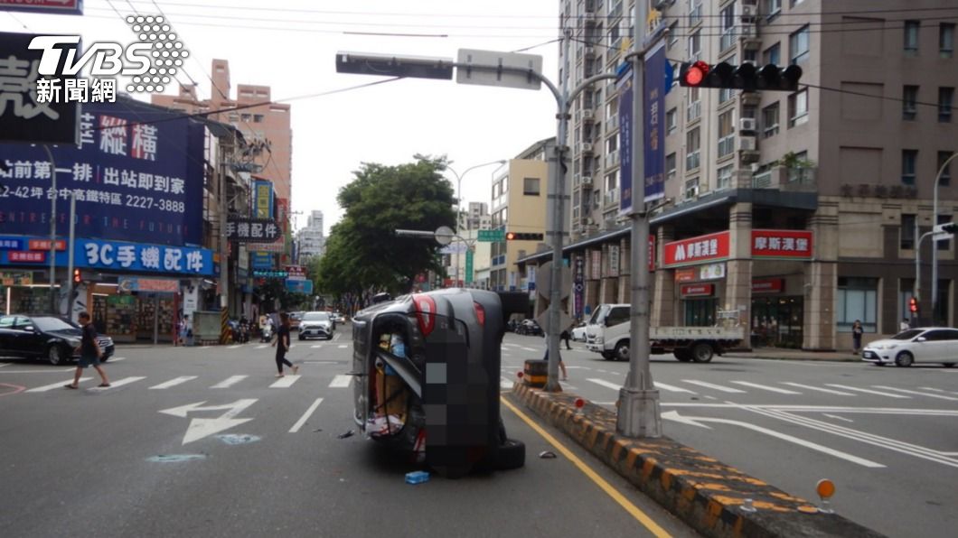 整車側翻於車道中。（圖／TVBS）