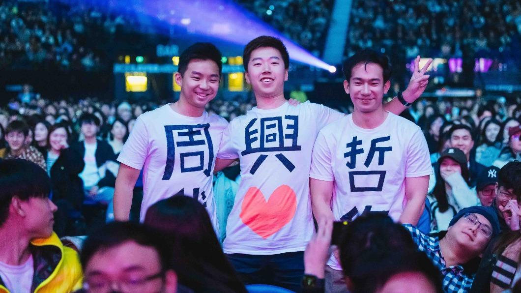 三名男粉絲，分穿「周」、「興」、「哲」T恤吸引他目光。（圖／星空飛騰提供）