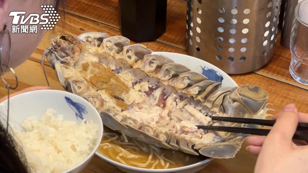 「大王具足蟲」濃厚魚介雞白湯拉麵。(圖/TVBS)