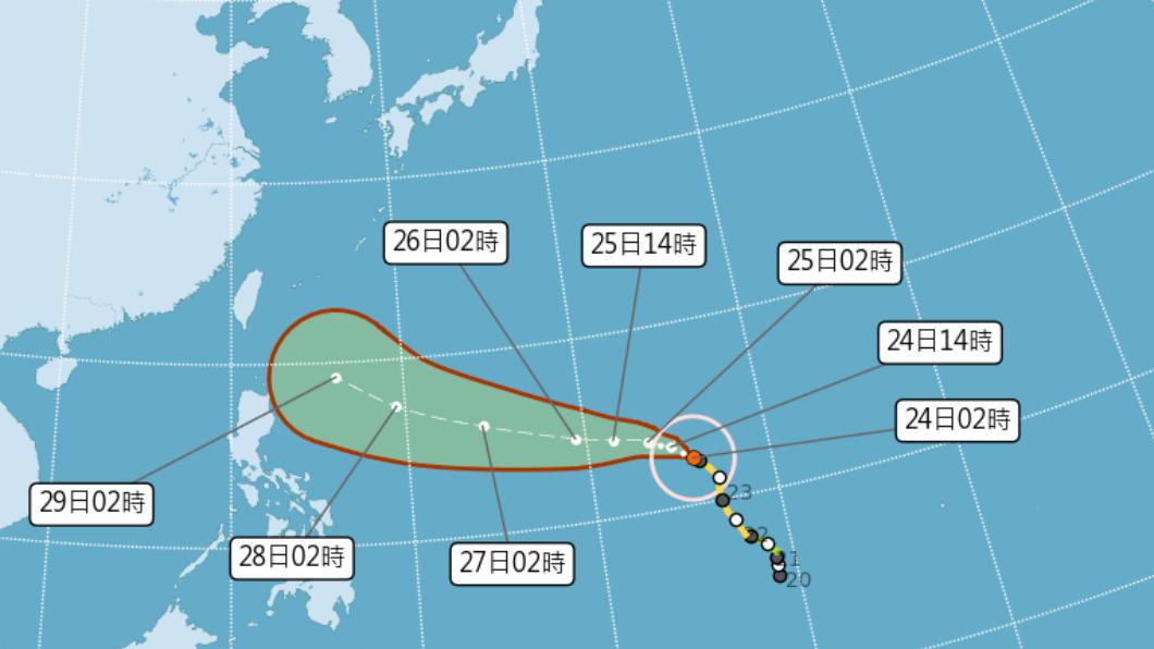 瑪娃目前位置仍在關島東南方，以每小時12公里速度向西北前進。（圖／翻攝氣象局網站）
