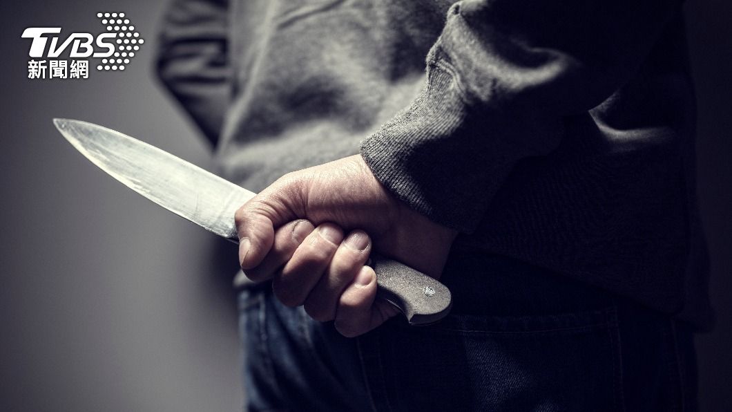 殺紅眼！帥氣主播直播一半遭砍「手掌噴飛」掉地　駭人影片瘋傳