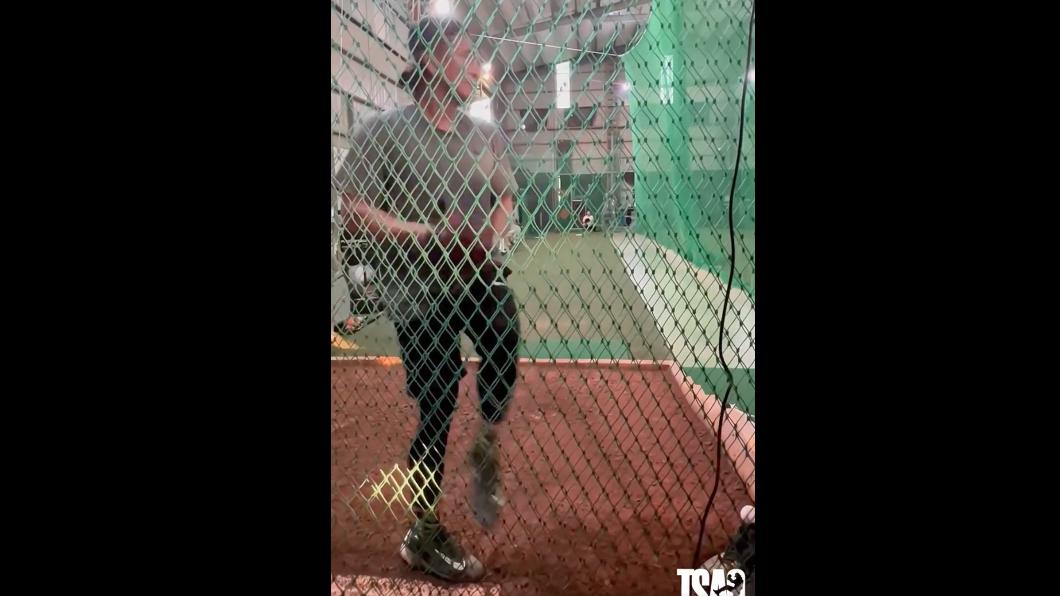 )曹錦輝短短8秒鐘的練投影片,吸引不少網友留言。(圖/翻攝曹錦輝臉書