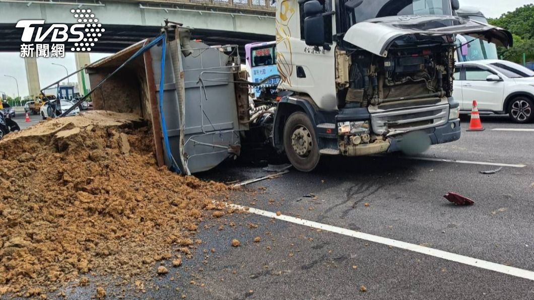 快訊/國1北上桃園段追撞!貨車翻覆回堵 排除需3小時