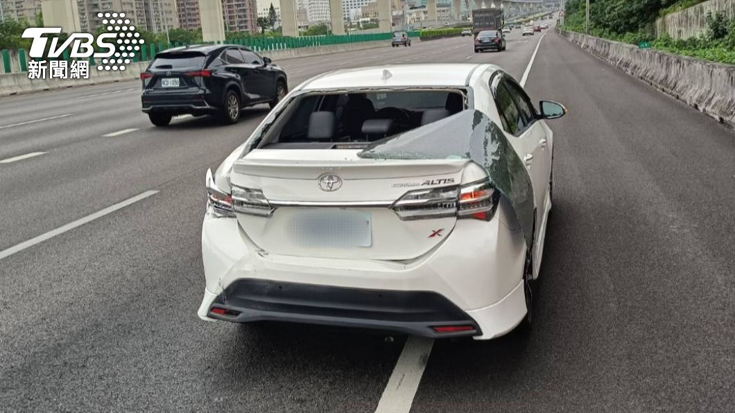 轎車遭追撞。(圖/TVBS)