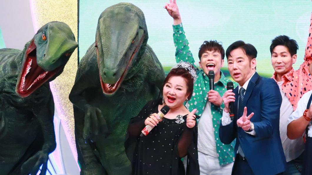 製作單位找來2隻擬真恐龍,與當集嘉賓們互動。(圖/中視提供)