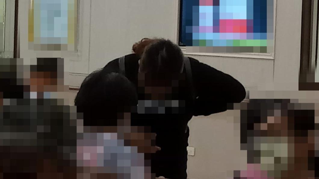 黑衣女借錢「阿嬤準備拿千鈔」 眾人急喊:是慣犯