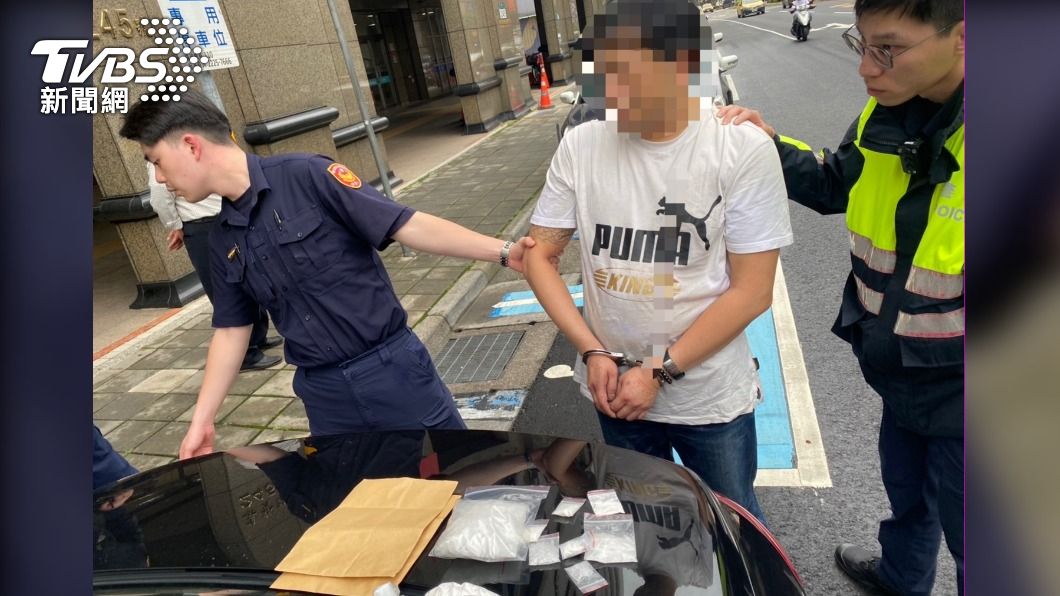 李姓通緝犯被上銬逮捕。(圖/TVBS)