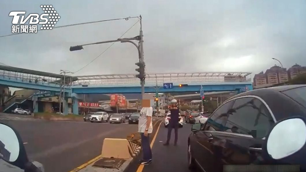 警方持嗆警戒。(圖/TVBS)