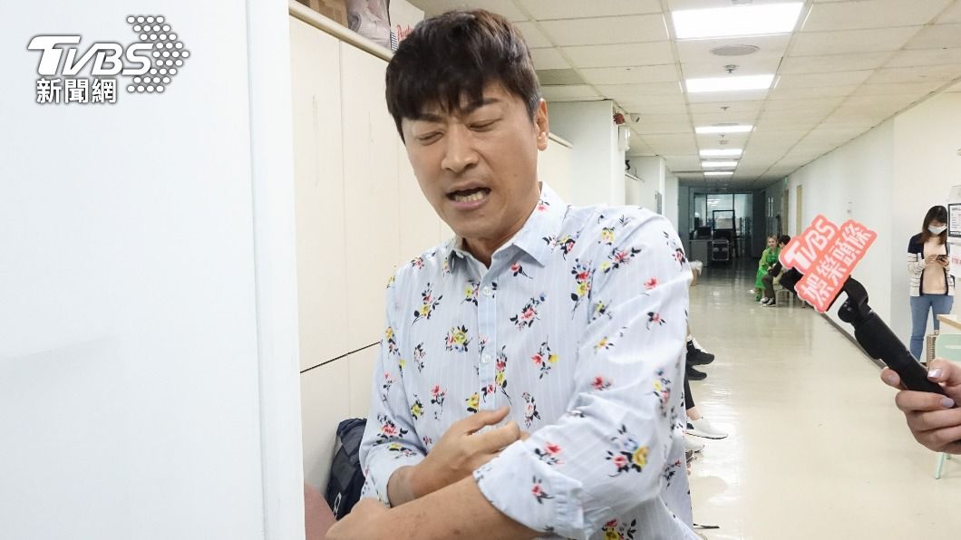 侯昌明在模擬老婆曾雅蘭被病痛折磨的樣貌。(圖/張哲鳴攝)