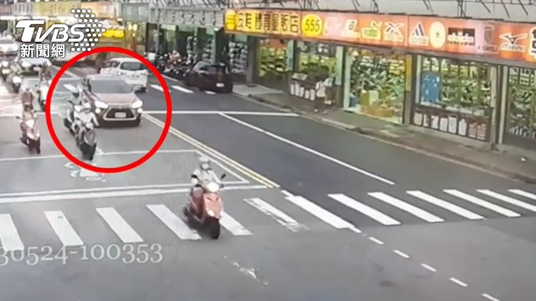女騎士疑似想要左轉，一路從外側車道內切。（圖／TVBS）