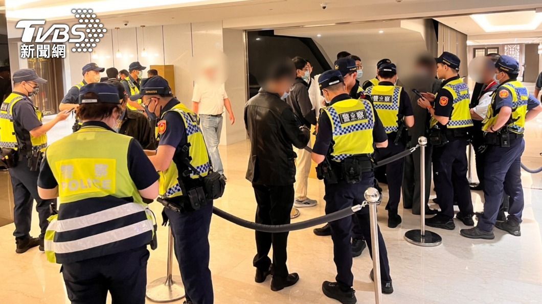松山警方荷槍實彈戒備。（圖／TVBS）