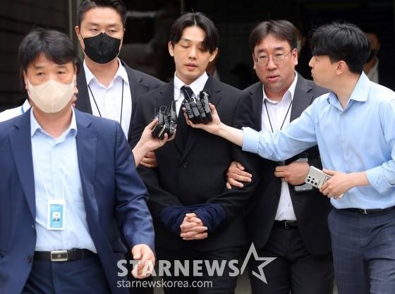 劉亞仁24日早上接受法院羈押前的訊問。(圖/翻攝自STARNEWS)