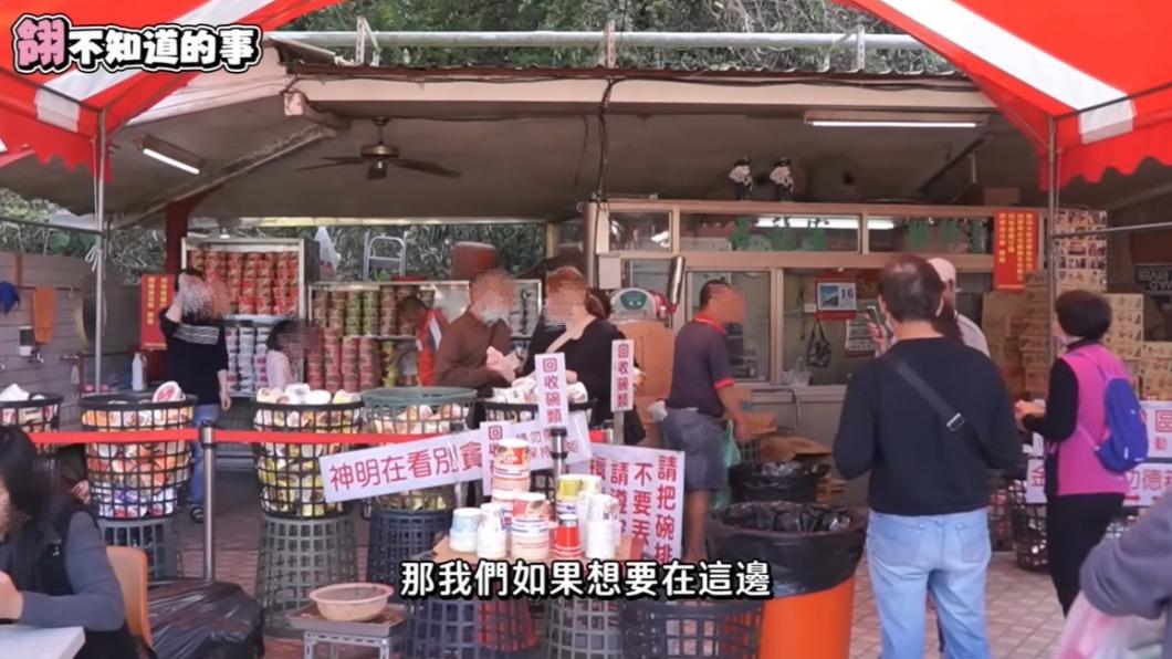 泡麵滿滿一整排,前面黑籃也裝滿。(圖/翻攝自解婕翎YT頻道)