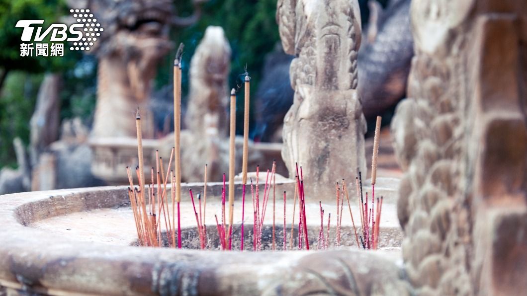 以自身經驗為例,簡少年認為「神明自有祂的安排」。(示意圖/shutterstock達志影像)