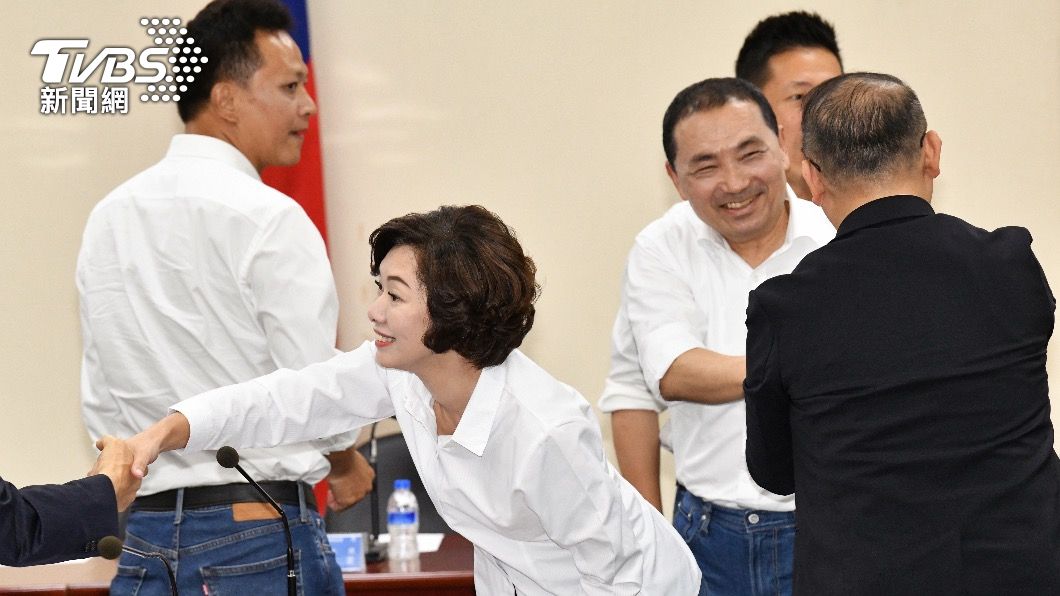 侯友宜逐一與中常委們握手。(圖/胡瑞麒攝)