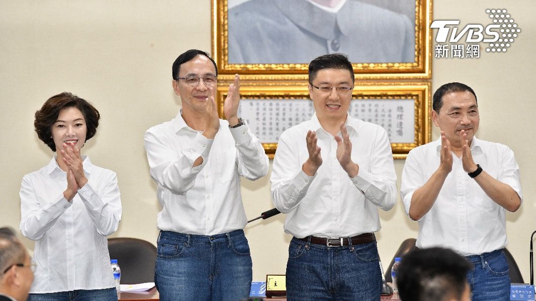 國民黨主席朱立倫(左二)。(圖/胡瑞麒)