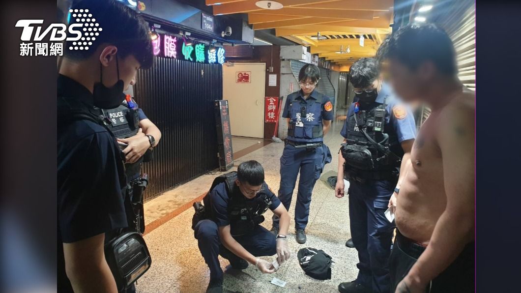 擅闖西門町店面睡覺被吵醒　半裸男爆氣持槍尋仇慘遭壓制　