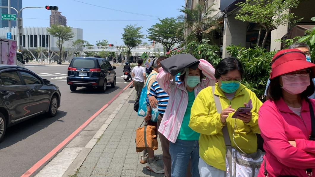 為中鋼紀念品拚了!高雄股東隊伍拉百米 整排違停驚動警