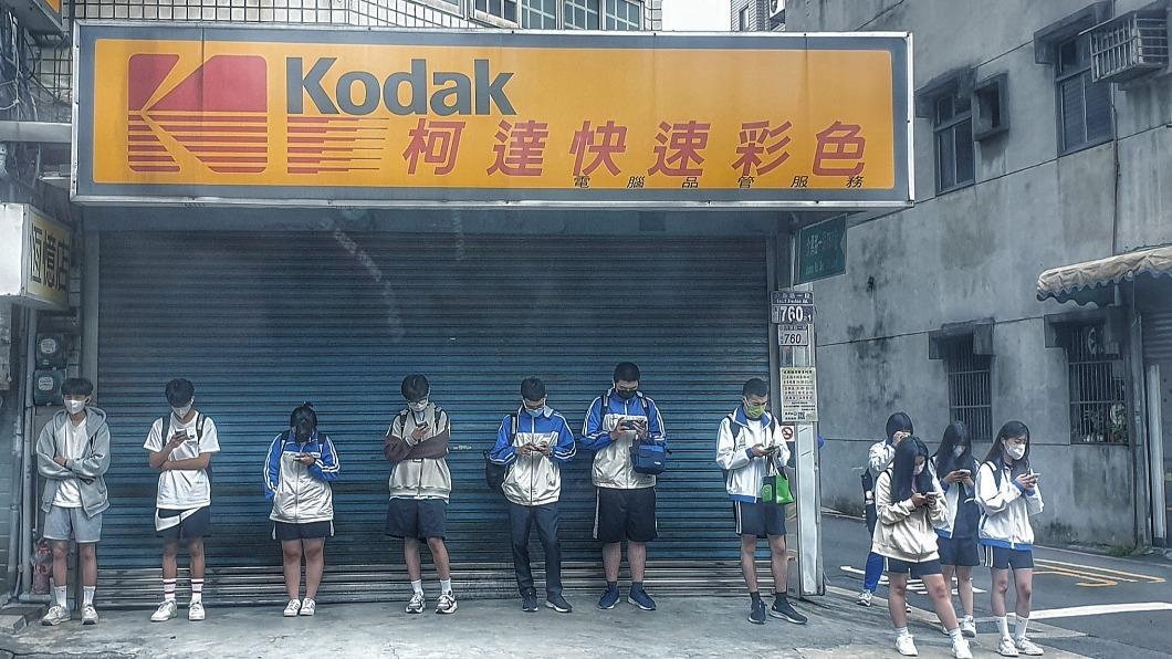 學生排排站滑手機 網見「角落1亮點」跪了:他是狠人