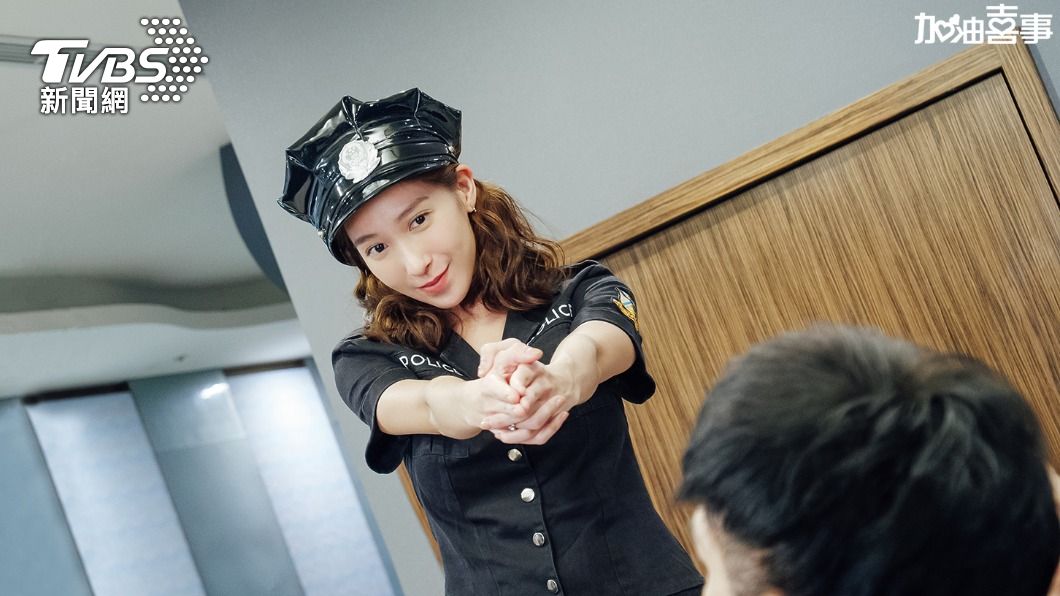 楊晴角色扮演「辣女警」險走光　他目睹全程羞喊：銬不住的女人