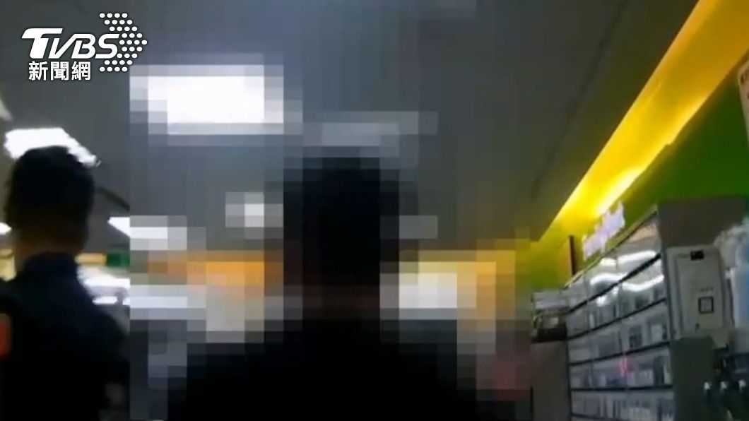 警方將張男帶回。（圖／TVBS）