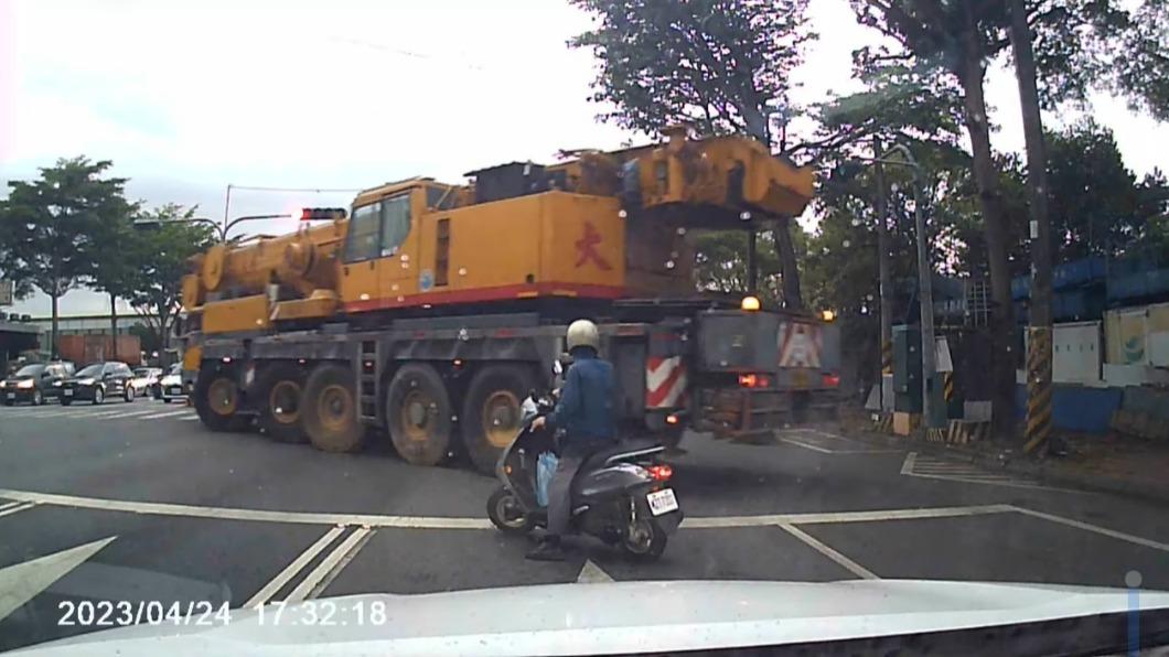 騎士緊急閃躲。(圖/翻攝自Wowtchout - 地圖型行車紀錄器分享平台)
