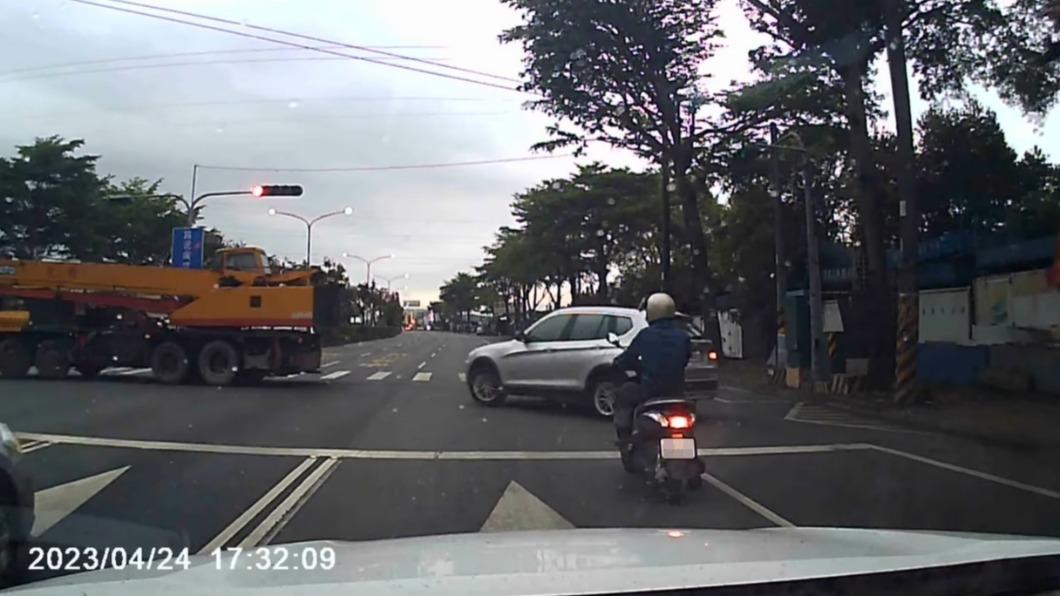 兩車依序違規左轉。(圖/翻攝自Wowtchout - 地圖型行車紀錄器分享平台)