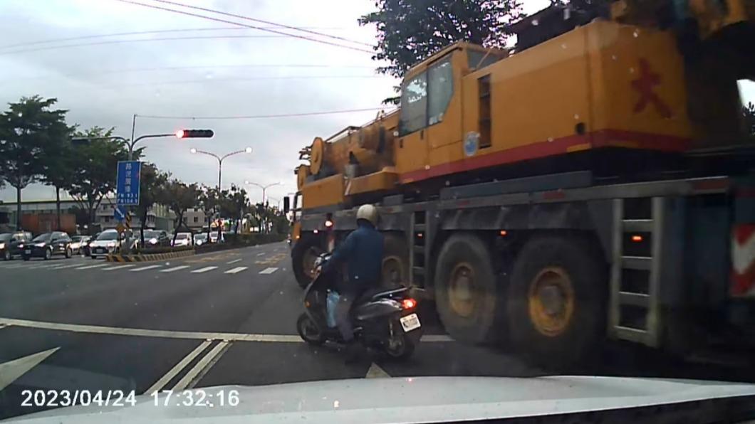 吊車囂張違規!內輪差險「收掉騎士」 網轟:蓄意殺人