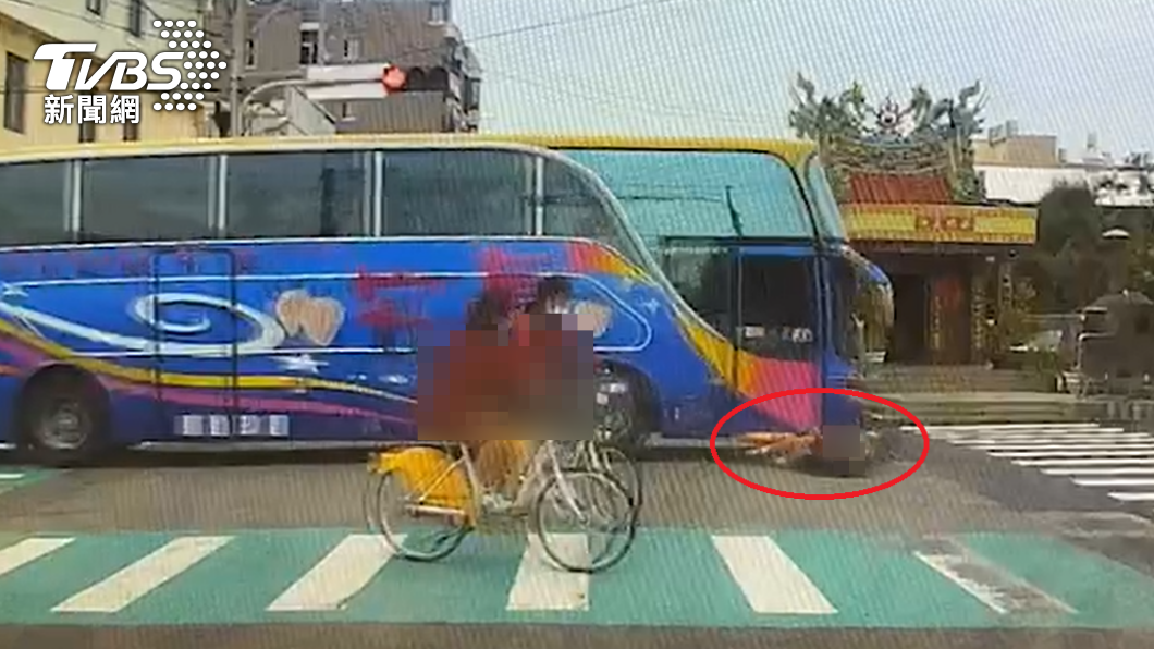 悚!遊覽車險輾腳踏車 女國中生滾一圈爬起KO死神