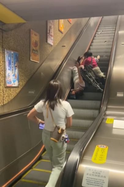 民眾上前幫忙。（圖／翻攝自大青山外星帝國臉書）