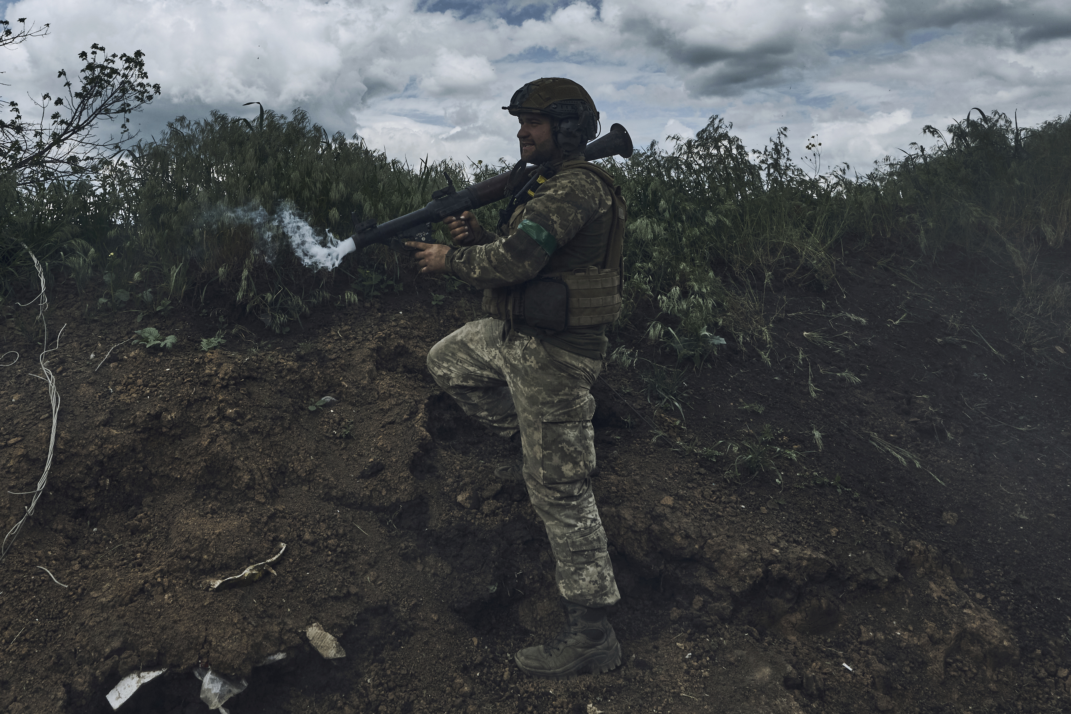 一名烏克蘭士兵在巴赫姆特戰線上向俄軍發射火箭彈。(畫面來源:AP)