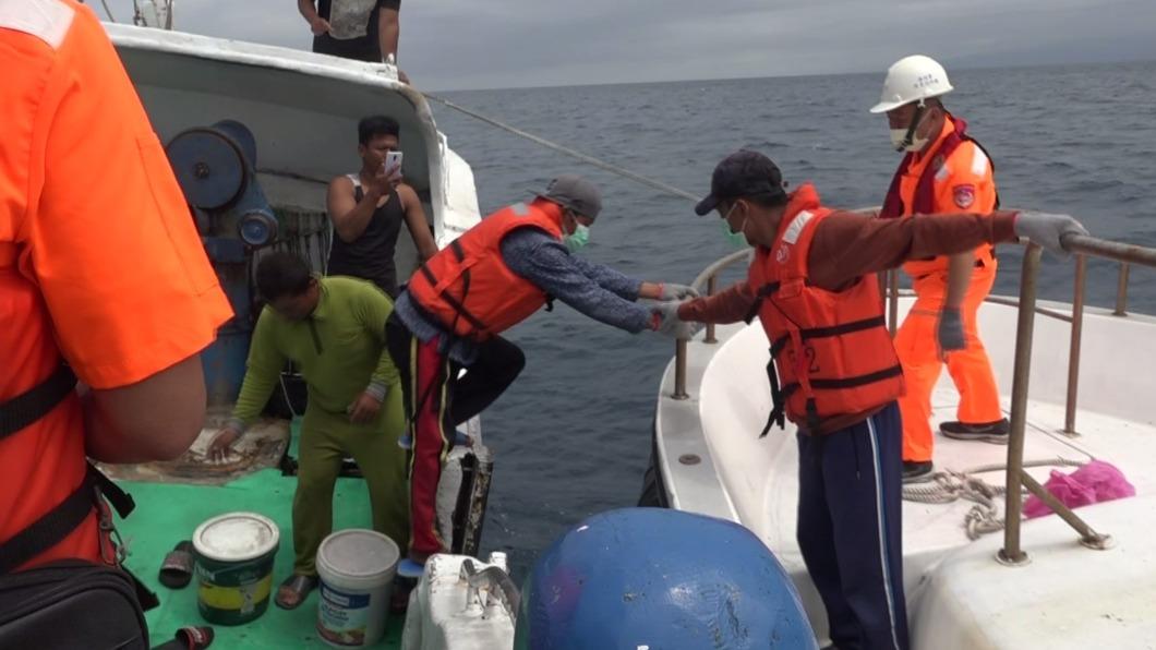 船故障2菲籍船員海上漂流 海巡艦護「黑鮪魚」兼搶救