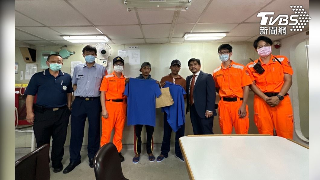 2菲籍船員獲救後開心與我人員合照(記者 何宜信/翻攝)
