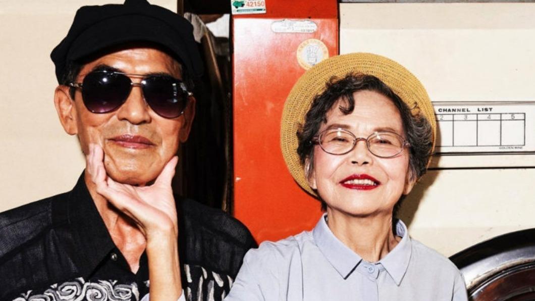 秀娥阿嬤(右)昨日離世,享壽86歲。(圖/翻攝自萬秀洗衣店 Want Show Laundry臉書)